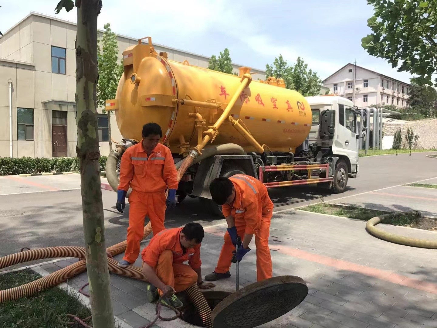 长岭管道疏通车停在窨井附近