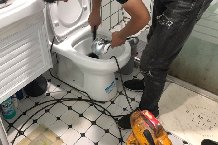 长岭马桶堵塞自己疏通还是找师傅？专业上门服务让你省时更省心